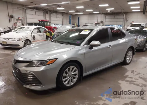 2023 Toyota Camry Le z USA, uszkodzony, nr VIN 4T1C11BKXPU094207